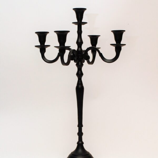 Melns piecžuburu svečturis