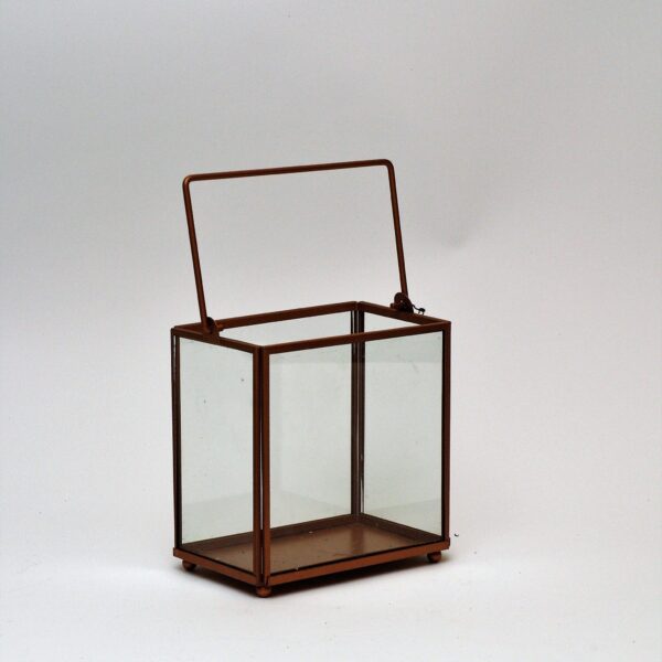 Bronzas lukturis no stikla