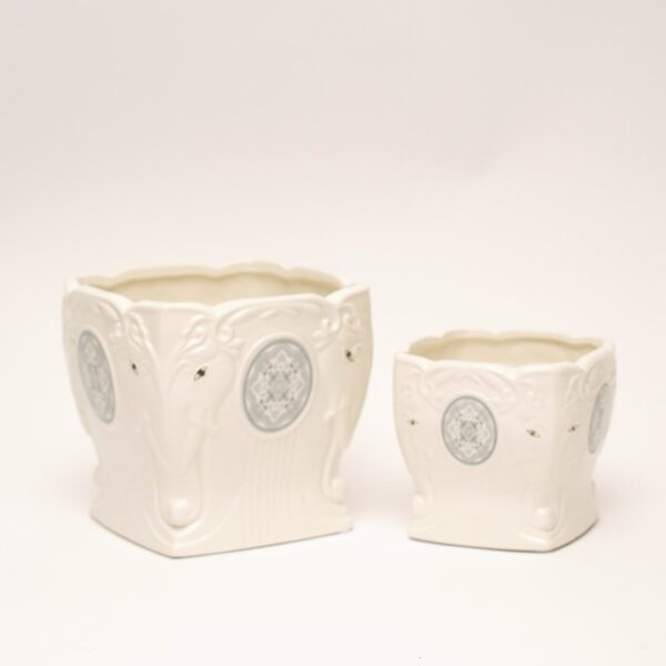 Balts puķu pods ar ziloņa dekoru