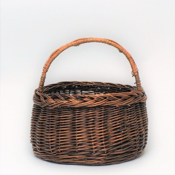 Brūns pīts grozs ar rokturi.