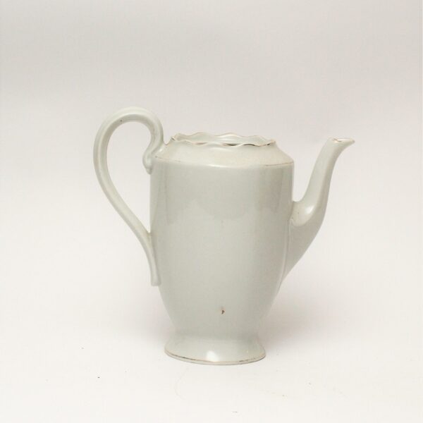 Balta procelāna tējkanna.