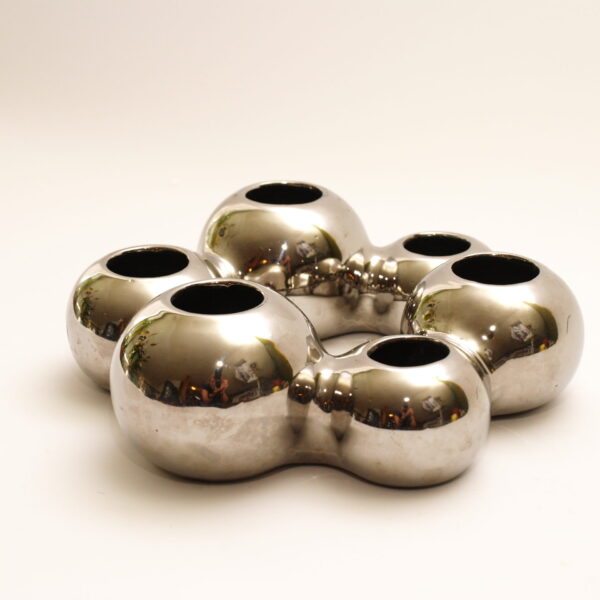 Apaļa sudraba vāze.