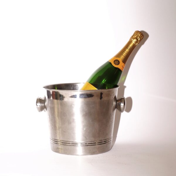 Sudraba krāsas ledus trauks.