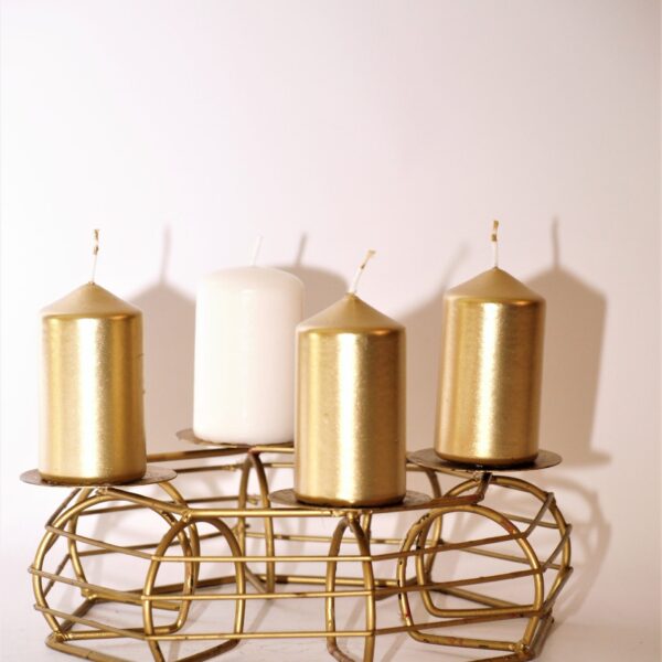 Zelta krāsas svečturis četrām svecēm - vainags ar metāliskām stīpām.