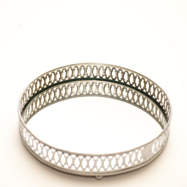 Apaļš svečturis ar spoguļa pamatni.