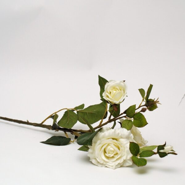 Baltas mākslīgās rozes.