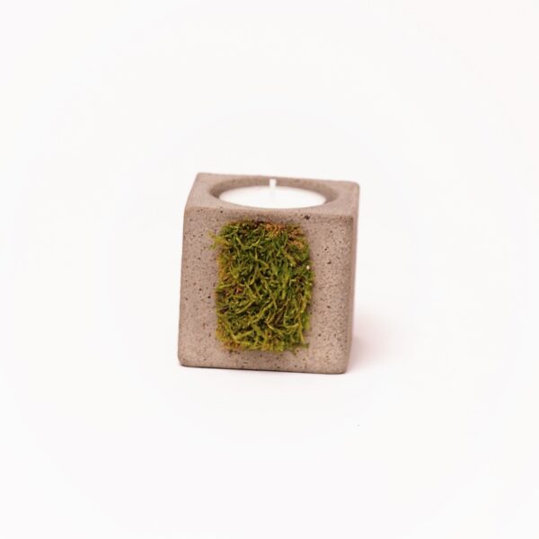 Pelēks svečturis ar sūnu dekoru.