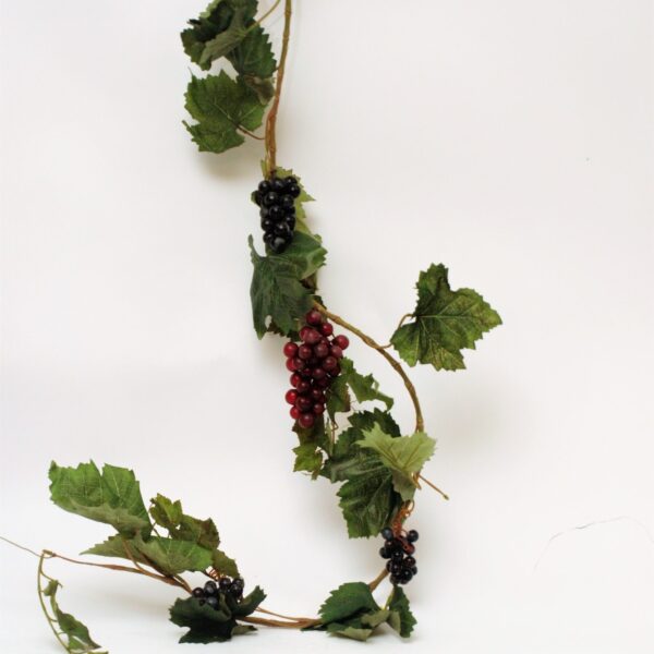 Mākslīgās vīnogu stīgas ar vīnogām.