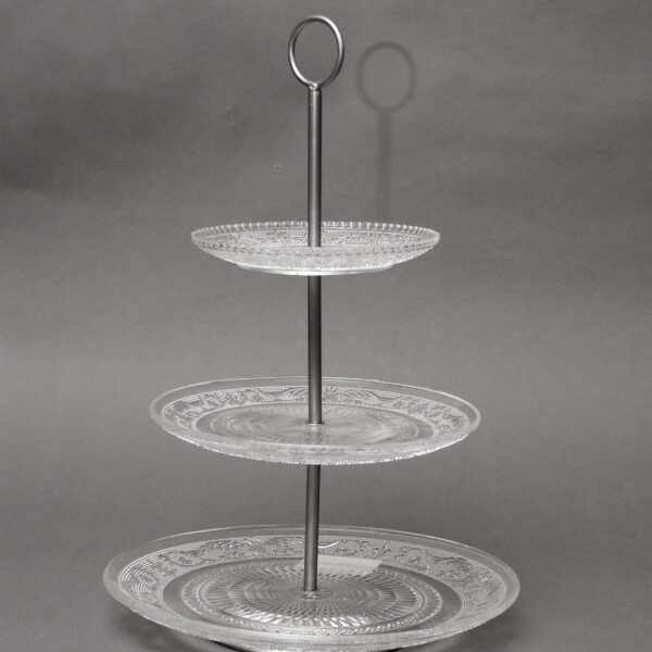 Stikla etažieris ar sudraba elementiem.