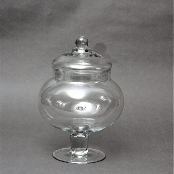 Stikla trauks saldumiem ar vāku.