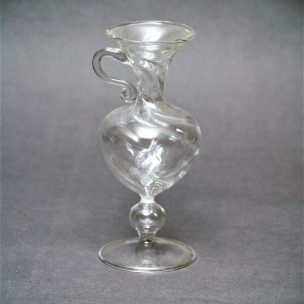 Stikla svečturis ar rokturi.