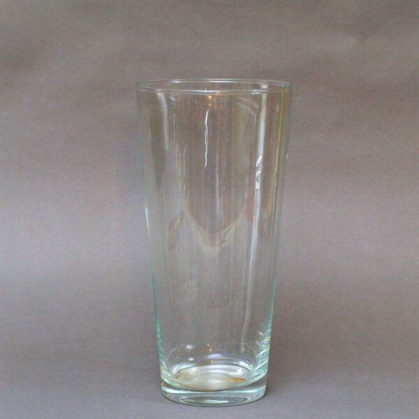 Stikla vāze konusa formā.