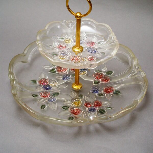 Divstāvīgs stikla etažieris.