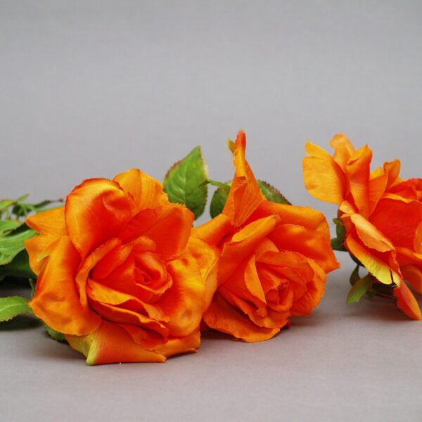 Oranžas mākslīgās rozes.