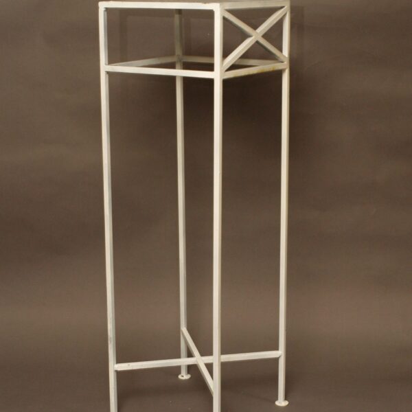 Metāla podests baltā krāsā.