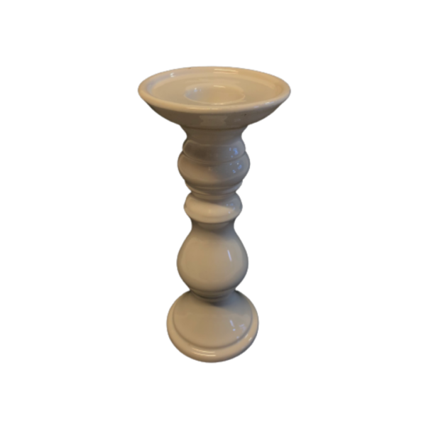 Balti keramikas svečturi garām svecēm.