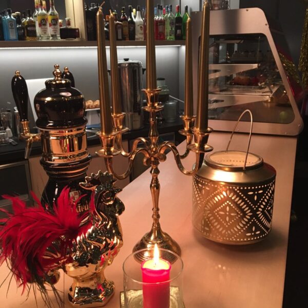 Zelta krāsas piecžuburu svečturis.