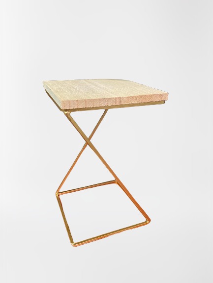 Koka podests ar zeltītām metāla kājām