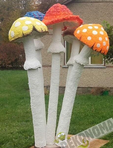 Lielizmēra sēņu figūras.