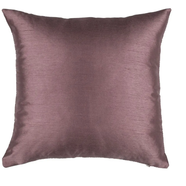 Violeti dekoratīvi spilveni.