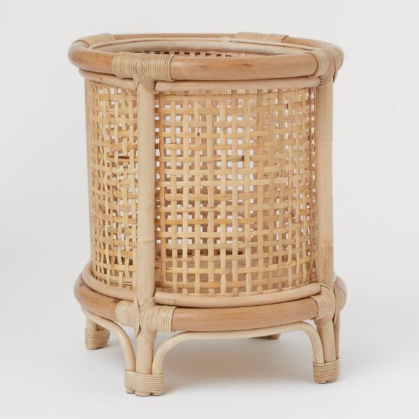 Pīts augu pods no rotangpalmas uz kājām.