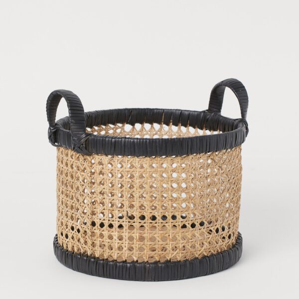 Pīts grozs ar melnu malu.