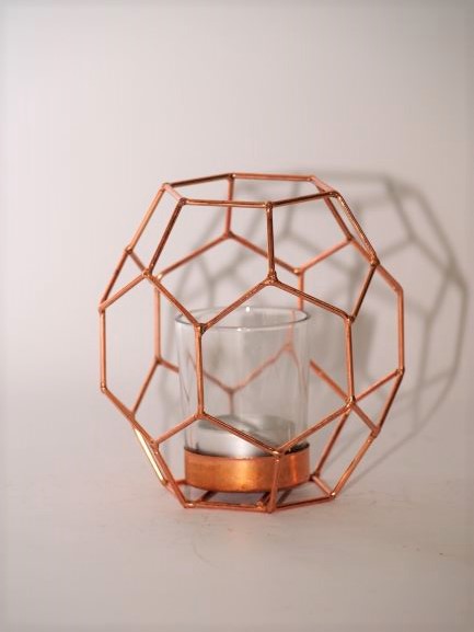 Vara krāsas svečturis ar izņemamu stikla trauciņu.